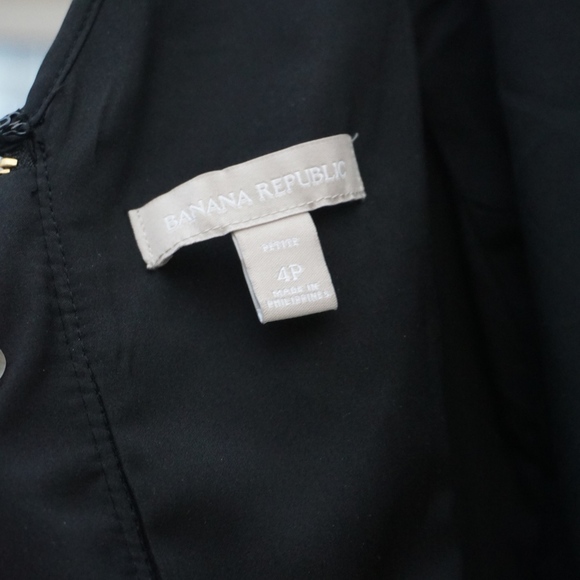 BR Petites | Piped Floral Fit & Flare Dress - Picture 4 of 4